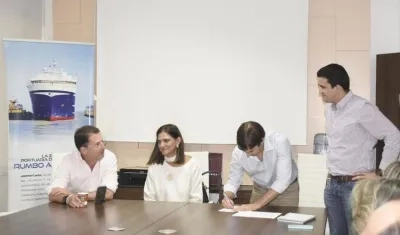 La Ministra Ángela María Orozco presidiendo la reunión.