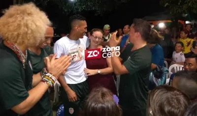 El futbolista Raúl Peñaranda le pide matrimonio a su novia.