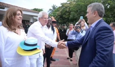 El Alcalde Joao Herrera y la primera gestora Alba Olaya de Herrera, con el Presidente Iván Duque.