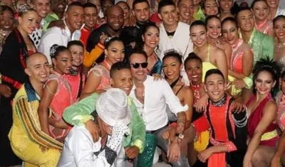 El cantante Marc Anthony y los bailarines de 'Delirio'.