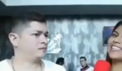 El cantante Mono Zabaleta y la presentadora.