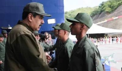 Nicolás Maduro con instrucciones a personal de la Guardia Nacional.