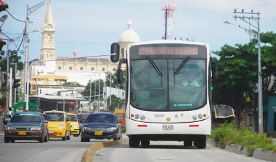 Imagen de un bus de Transmetro.