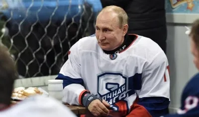 Vladimir Putin en un receso jugando hockey en la Plaza Roja.