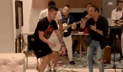 James bailando junto a Teo y Wilfran Castillo.