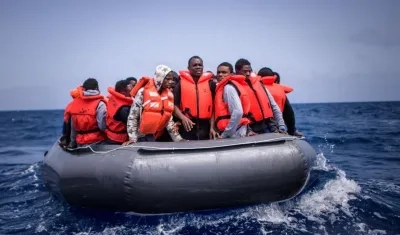Refugiados en una lancha rescatados por miembros de la ONG SOS Méditerranée a bordo del buque "Aquarius", durante una operación a unos 50 kilómetros de la costa libia, en el Mar Mediterráneo