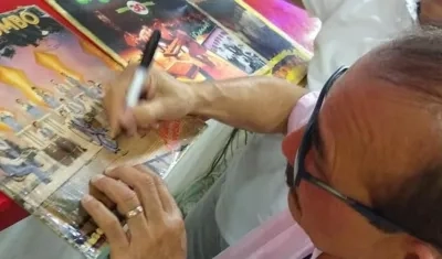 El excantante del Gran Combo de Puerto Rico Charlie Aponte firmando discos en La Troja.