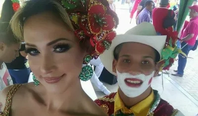 La reina central Diana Ardilla Kopp y su Rey Momo.