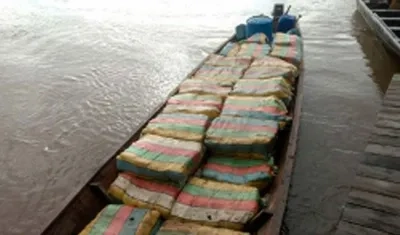 Embarcación fluvial casi dos toneladas de "skunk" 