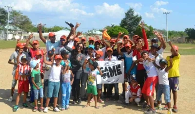 Nicol Fernández al lado de algunos de los niños que ha ayudado su fundación. 