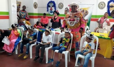 Rey Momo entrega el cetro de las fiestas a niños participantes en la iniciativa cultural.
