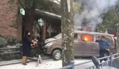 El vehículo perdió el control, se metió en una zona peatonal y resultaron heridos el conductor y 17 peatones.