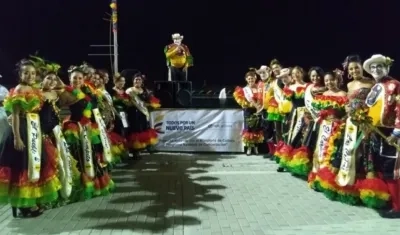 Reinas Populares durante la izada de bandera del Garabato de Emiliano.