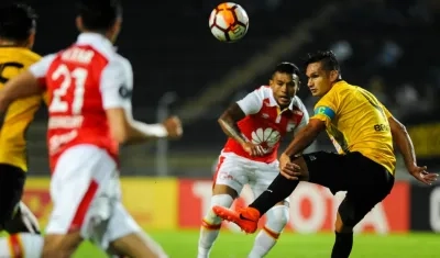 Daniel Benítez (d) del Deportivo Táchira disputa el balón con Wilson Morelo (c) del Santa Fe