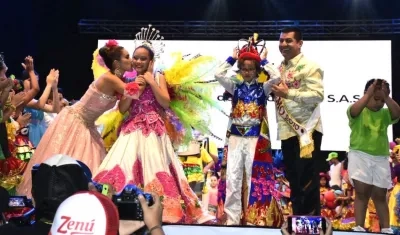 Momento de la coronación de los reyes infantiles.