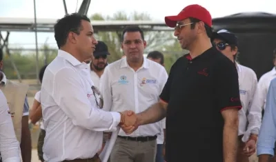 iceministro de Agua y Saneamiento, Jorge Carrillo, durante la visita de la delegación de los Emiratos Árabes a Maunaure, La Guajira