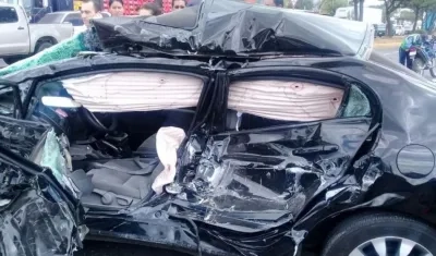 Así quedó el carro después del choque.