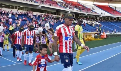 Homenaje de los jugadores de Junior y Bucaramanga a policías fallecidos en atentado a la estación San José