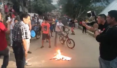 Los manifestantes quemaron banderas del partido político de las Farc.