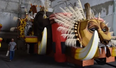 Una de las 18 carrozas que desfilarán en la Batalla de Flores.