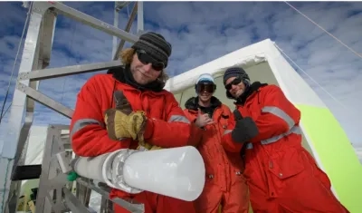 Científicos perforan un núcleo de hielo antártico.