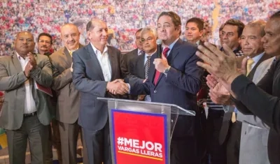 El general en retiro Luis Mendieta sella la alianza con Germán Vargas Lleras.