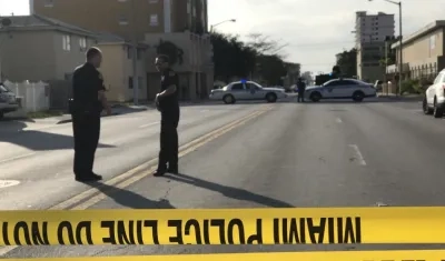 Policía acordona el lugar donde ocurre una emergencia por una toma de rehenes.
