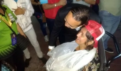 Mario Sabato se toma la fotografía con Lucena Pérez. 