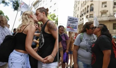 Un grupo de personas participa en una protesta hoy contra el arresto de Mariana Gómez, una joven miembro de la comunidad LGBTI en Buenos Aires.