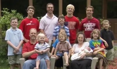   Jay y su esposa Kateri Schwandt y sus 13 hijos.
