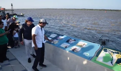 El Alcalde Char, cautivado con las baldosas que muestran la cronología de la obra.