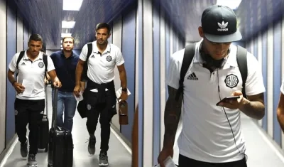 Jugadores del Olimpia a su llegada a Barranquilla.