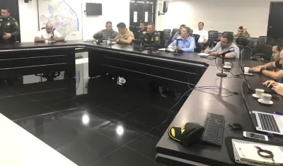 Las autoridades locales diseñando el plan de seguridad.