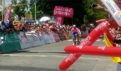 Fernando Gaviria, en la línea de meta para ganar su tercera etapa de la carrera Colombia Oro Y Paz.