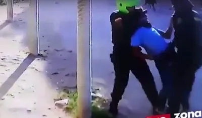 Momentos en el que los policías tratan de someter al joven.