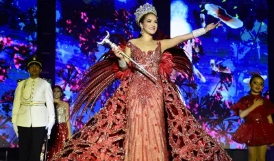 La Reina Valeria Abuchaibe, tras ser coronada por su antecesora.