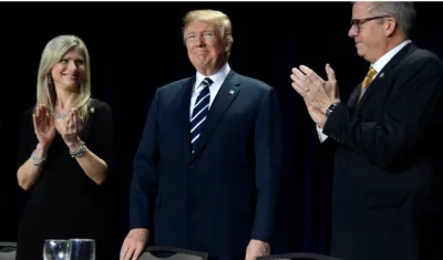 Presidente Donald Trump asistió al Desayuno Nacional de Oración, un acto anual que mezcla política y religión.