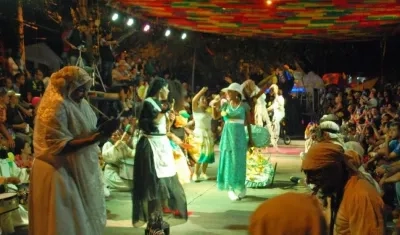 Teatro al aire libre en la Carnavalada de Ay Macondo.