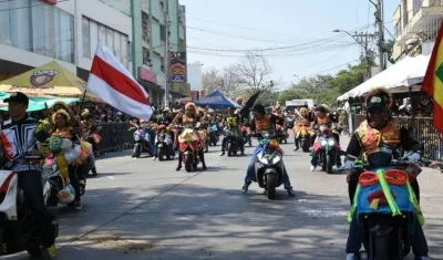 En la 44 se vive el Carnaval del Bordillo.