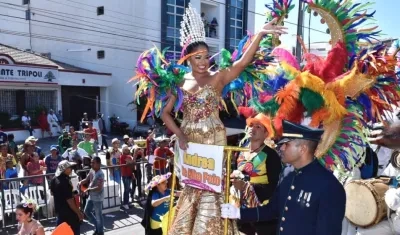 La reina Andrea de Alba Polo, abriendo el desfile en la carrera 44.