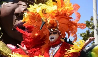 El Rey Momo Ricardo Sierra desfiló de primero, para presidir su desfile en la 17.