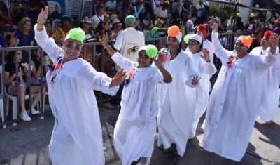 Integrantes de la Red de Mujeres del Atlántico desfilando por la Carrera 44