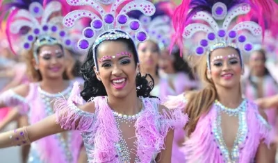 Comparsa Reinas y reinitas.