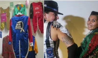 Dos integrantes de murgas mientras posan con sus trajes en la inauguración de la muestra "Hermanando carnavales" en el Museo de la Historia del Traje de Buenos Aires.