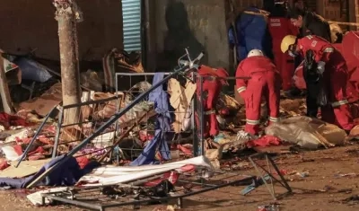 En el lugar de la explosión, personal sanitario, de bomberos y policías inspeccionó la zona afectada.