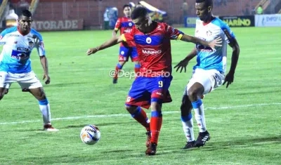 Darío Rodríguez intenta un ataque pastuso frente al Junior.