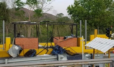 Uno de los peajes en los que detonaron los explosivos.