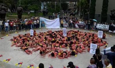 Activistas con sus cuerpos semidesnudos, "ensangrentados" y con banderillas protestaron en Medellín.