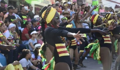 El Carnaval de la 44 se vivió desde el bordillo.