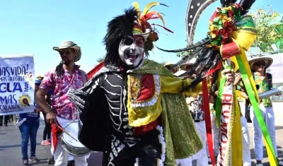 El rey Momo, Ricardo Sierra, en el cumbiódromo de la Vía 40.